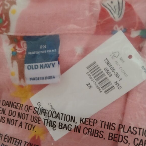 Brand NWT Old Navy Soft Pink Flannel Women's Pajamas w/Red Triangle Santas, 2x - Picture 5 of 6